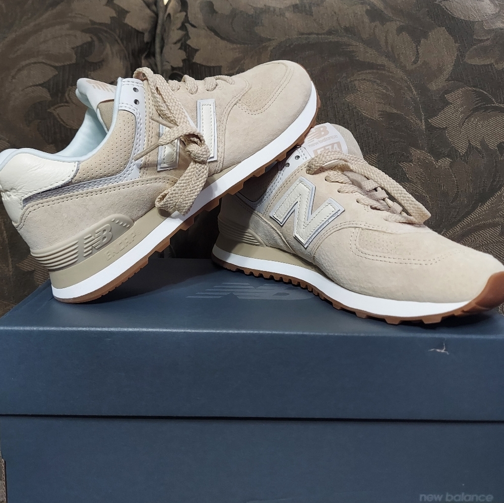 NIB/NEW BALANCE WOMEN SIZE 9